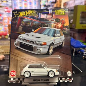 Hot Wheels Premium Boulevard Mazda 323 GTR en color blanco
